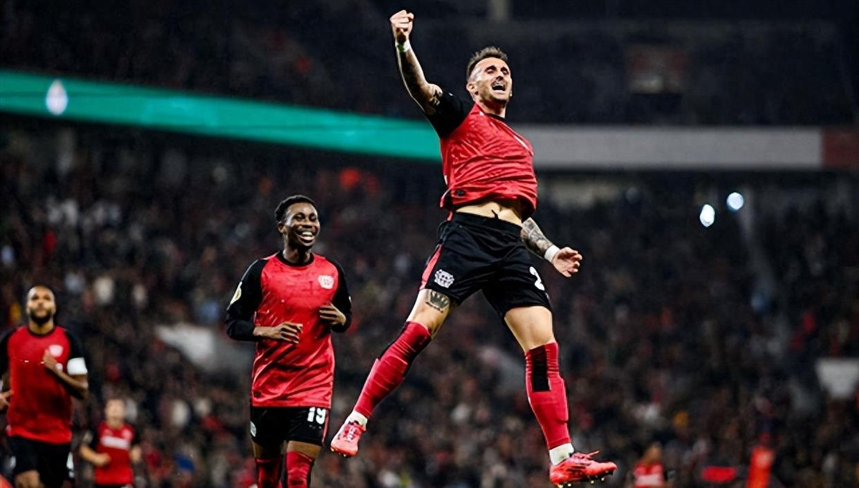 九游网页官网-包含今晨意甲焦点战，勒沃库森防线松动，媒体盛赞，身体对抗强度拉满的词条