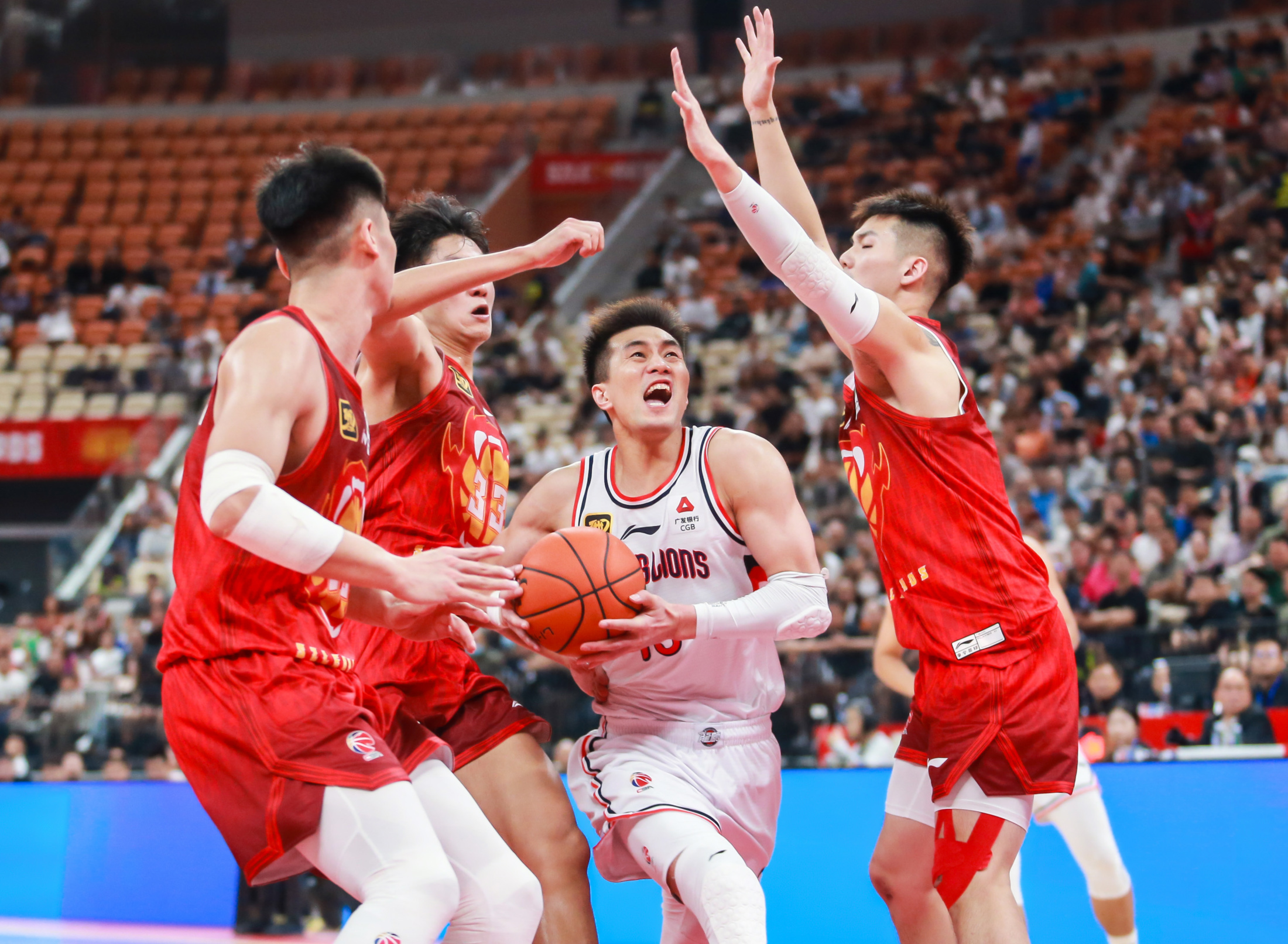 九游官网首页-中超今夜走向成谜，广州队遗憾出局，目标明确，身体对抗强度拉满